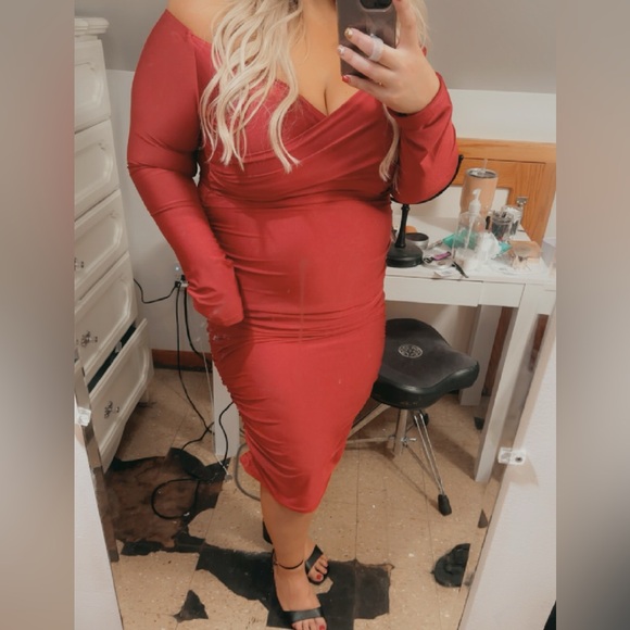 Elegant Off The Shoulder Dress - Picture 2 of 3